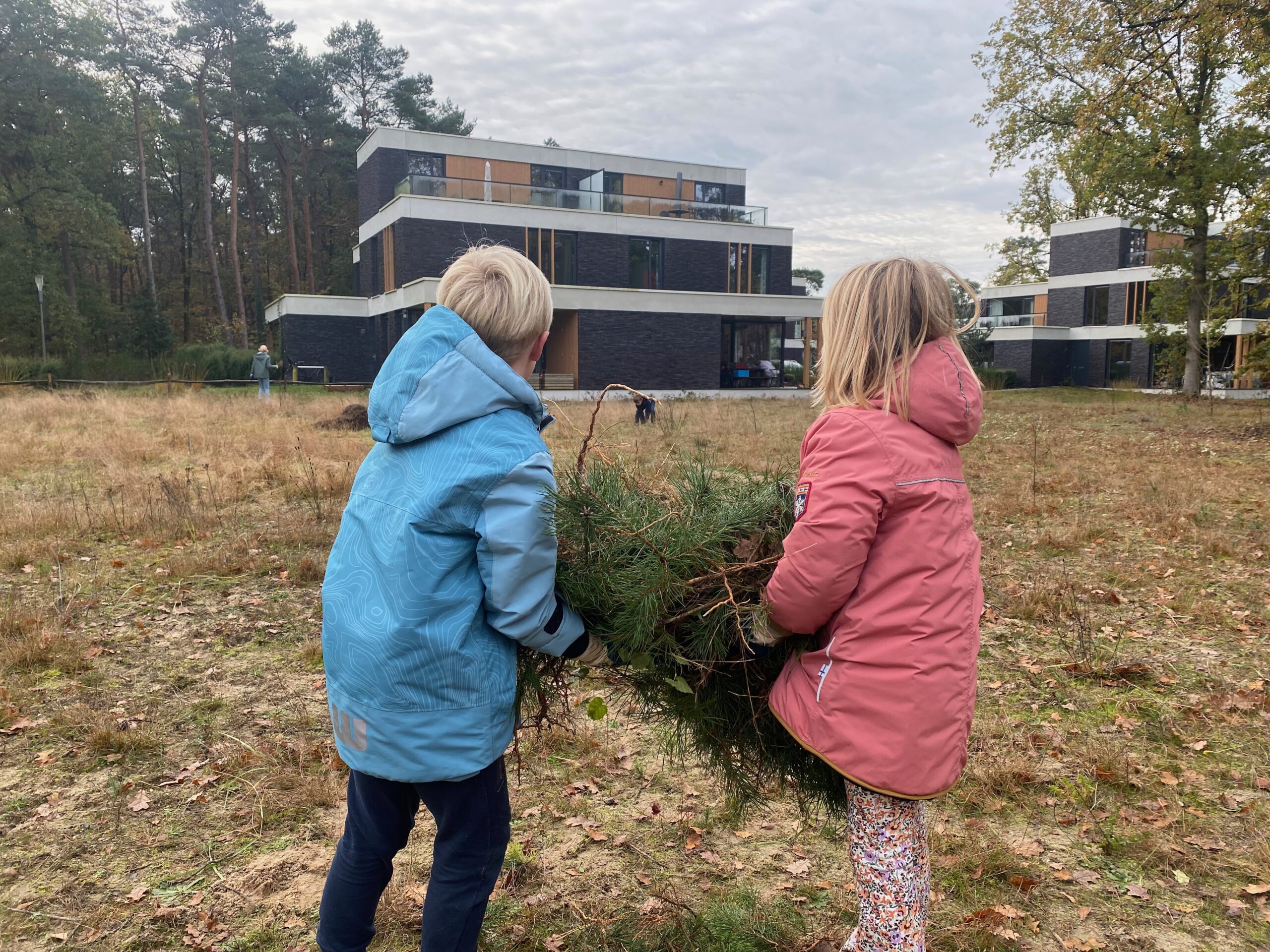 Twee kinderen aan het werk op de hei