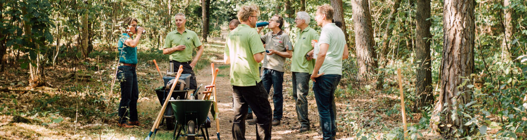 Groep vrijwilligers aan het werk in de natuur