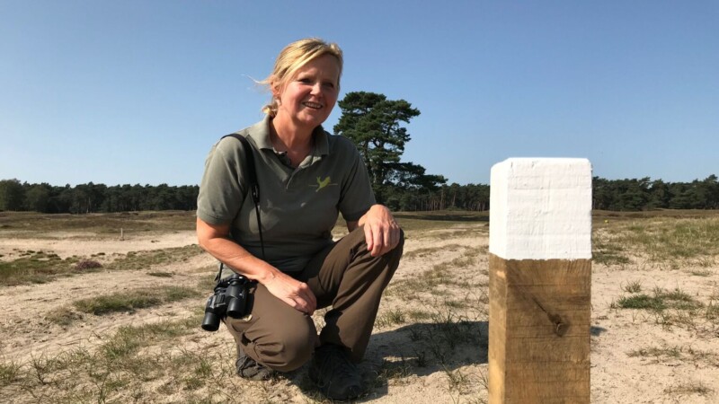 Boswachter Jacqueline van dam op de heide.