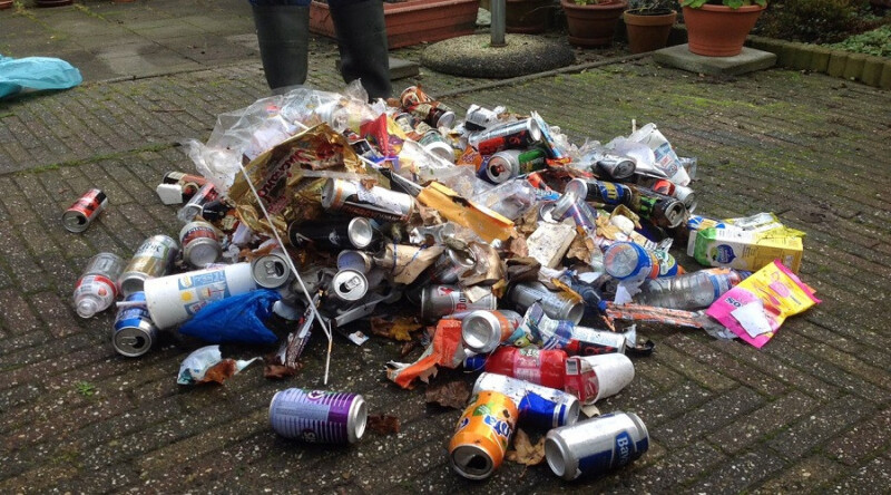 Hoop afval met onder andere blikjes en plastic
