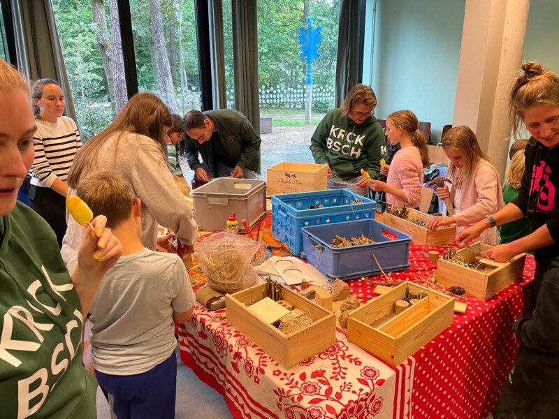 Mesne rond een tafel- ze maken ene insectenhotel