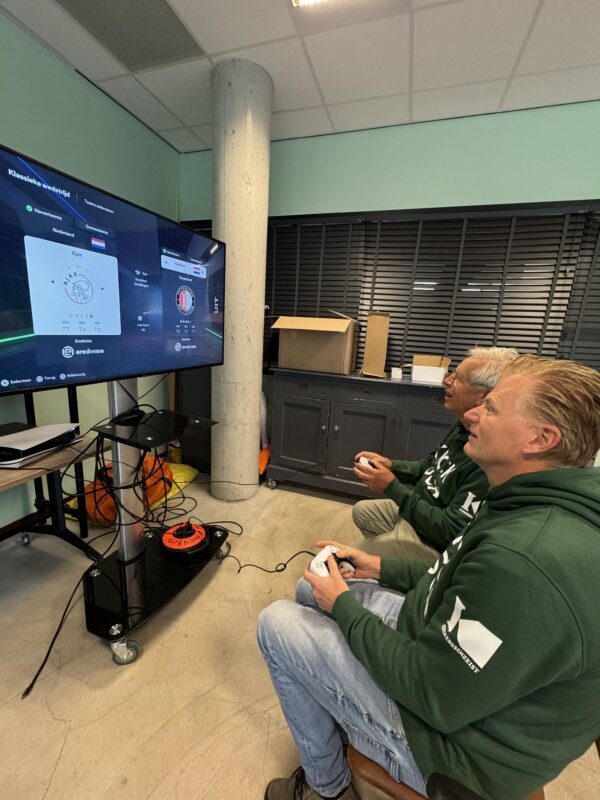 Twee mensen die een game console vast hebben