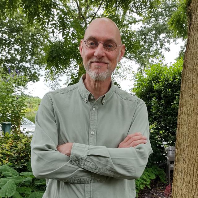 Afbeelding van Sor Blessing. Hij kijkt lachend naar de camera